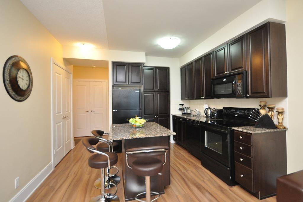 Napa Furnished Rental Apartments Square One Mississauga Room photo