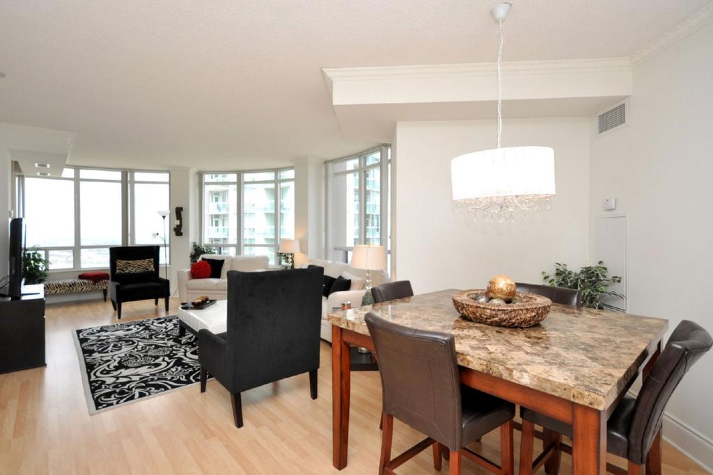 Napa Furnished Rental Apartments Square One Mississauga Room photo