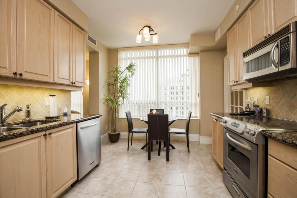 Napa Furnished Rental Apartments Square One Mississauga Room photo